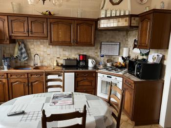 A vendre Habitation centre ville, 2 chambres avec cour et 2 garages
