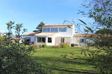 GRANDE VILLA DANS BEAU PARC
