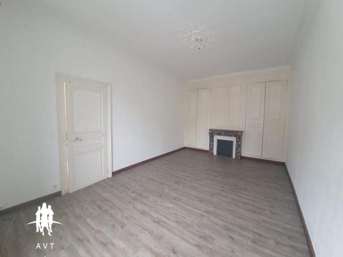Maison sur trois niveau avec local commercial 180 m2
