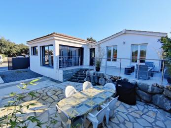 Maison dans domaine avec piscine
