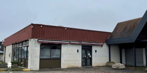 A vendre ,    Anet (  28260 ) , batiment  commercial :  murs de galerie marchande avec  9 boutiques 