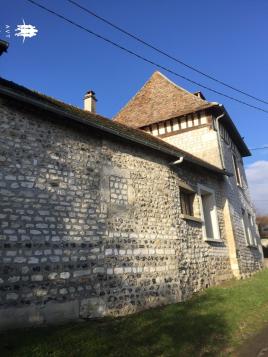 A  vendre ,  Val de Reuil ( 27100 )  maison 105 m2 habitables , 8 pi�ces , 3 chambres , terrain 700m