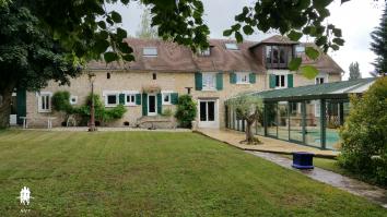 A vendre , Bueil ( d�pt Eure ) , maison 15 p , 9 chambres , 356 m2 hab . , terrain 1600 m2
