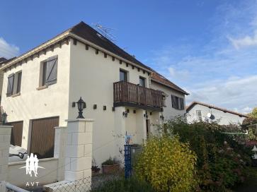 GRANDE MAISON avec appartement de 80 m2, garage et jardin.
