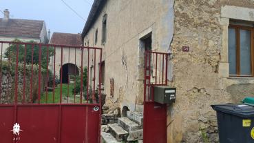 Maison � r�nover � MANTOCHE avec grange et verger de  2000 m� 
