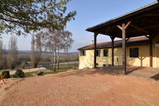 Proche Belleville B�timent 610 m2 7 chambres salle r�ception 197 m2 sur 3867 m2 de Terrain
