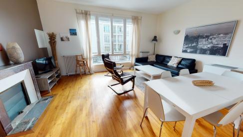 UN APPARTEMENT AUX AIRS DE MAISON DE VILLE
