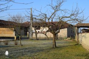Maison � r�nover de 90 m2 hab 160 m2 d�pendances sur 920 m2 de terrain
