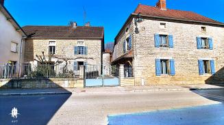 Grande maison de caract�re � AUTREY LES GRAY avec deuxi�me adresse attenante.
