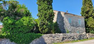 MAS EN PIERRE AVEC PISCINE DANS BEL ENVIRONNEMENT AVEC TRES GRAND TERRAIN ET OLIVERAIE, BORD DE ROUT