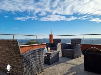 VILLA CONTEMPORAINE SUR LES HAUTEURS 
