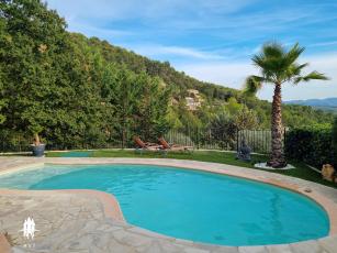 MAISON D'EXCEPTION AVEC VUE PANORAMIQUE SUR LE MASSIF DES MAURES
