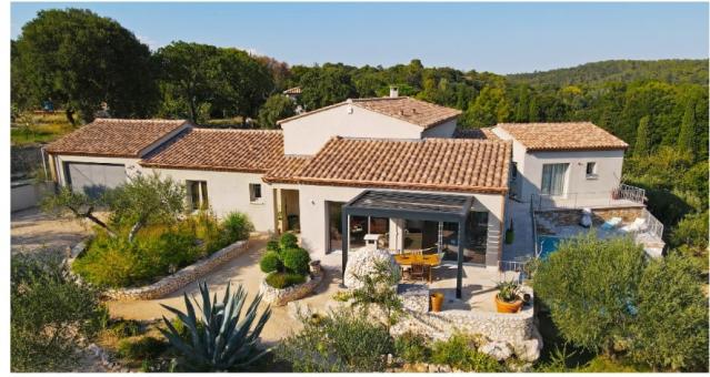 Villa contemporaine de 240 m� + 2467m� de terrain avec piscine