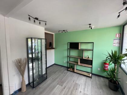 A vendre droit au bail local commercial de 30 m2 Saint-Christol-Lez-Al�s tous commerces.
