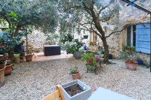 A Vendre GARD(30) - Grande maison de village avec Jardin proche Pont du Gard et N�mes
