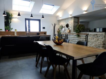 VALLABREGUES (30) A VENDRE MAISON DE VILLAGE DE 170m� GARAGE, PISCINE.
