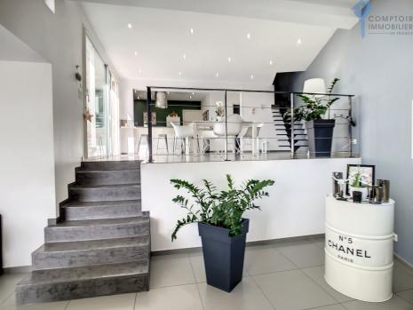 Vaucluse (84)- Proche d' Avignon- Maison moderne- offrant de tr�s beaux volumes.
