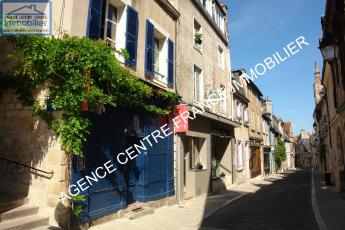 INVESTISSEUR. Maison de ville divis�e en 4 appartements meubl�s et lou�s en hyper centre-ville

