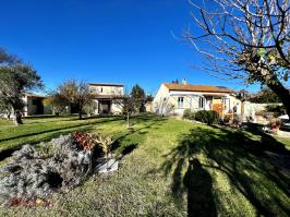 Exceptionnel Mas avec d�pendances, sur un magnifique terrain de 28 hectares
