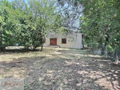 HANGARS + MAISON SUR 5700 M�
