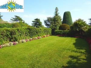 Vaste appartement traversant en rdj
