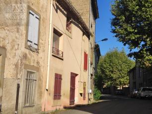 MAISON DE VILLAGE EN PIERRE AVEC COUR ET GARAGE
