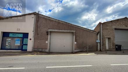 GRANDE REMISE EN PIERRE AVEC PORTAIL AUTOMATIQUE
