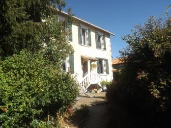 Chassenon - Belle maison avec 3 chambres, grange et jardin priv� 
