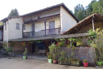 Proche Figeac, ancien restaurant et maison d'habitation avec terrain 

