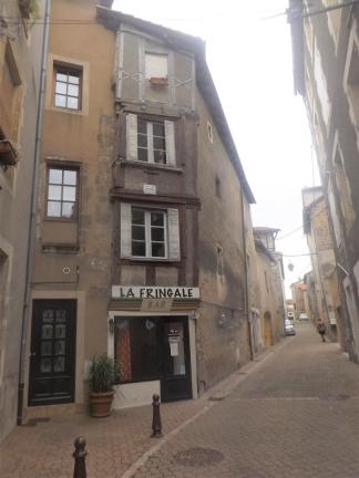 Confolens - bar/restaurant - apartments/chambres d'hotes ou maison en centre ville
