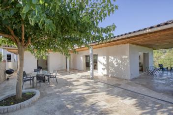 VILLA CONTEMPORAINE PROCHE DU VILLAGE DE VALBONNE
