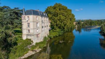Ch�teau en bordure de Rivi�re, env 4ha et d�pendances. TOULOUSE 40 min
