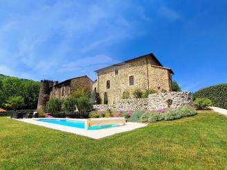 Exceptional 14th-century Castle completely restored overlooking the Lot valley
