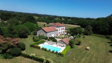 MAISON DE MAITRE avec PISCINE sur 1,5HA
