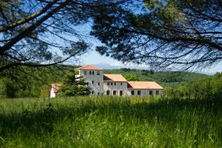 Domaine en pierre avec quatre logements, cottage et hangar. Vue Pyr�n�es et 30ha
