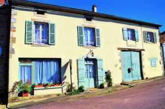 Charmante propri�t� de caract�re r�nov�e de 3 chambres, 2 salles de bain dans un village, beaux volu