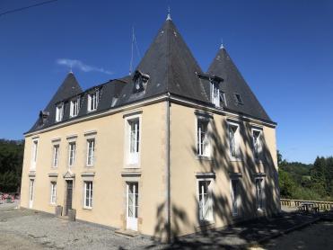 Ch�teau XIX si�cle 750 M� avec 17 hectares dans le Limousin 
