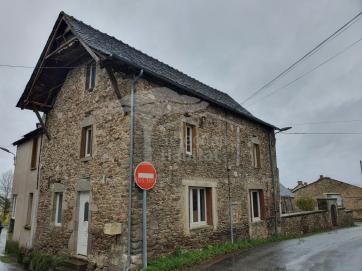 PRADINAS- MAISON DE VILLAGE AVEC TERRAIN ET DEPENDANCES
