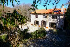 Ancien moulin r�nov� en chambres d'hotes sur environ 7 000 m� de terrain
