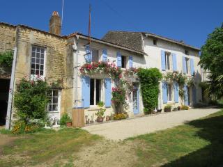 Charmante maison Charentaise � finir restaurer, commerces � pied, TAL
