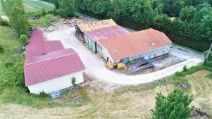 une parcelle de 1ha cl�tur� et un immense Hangar de 1000m2 hors agglom�ration
