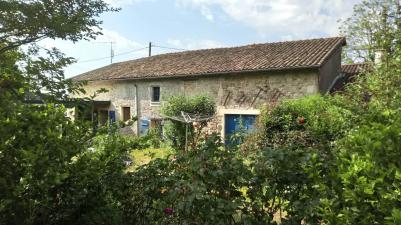 Maison de campagne � rafra�chir, beaux volumes, joli jardin
