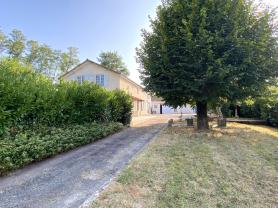 MAISON DE VILLAGE AVEC PISCINE !
