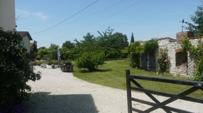 Maison en pierre avec b�timent chambres d'h�tes.
