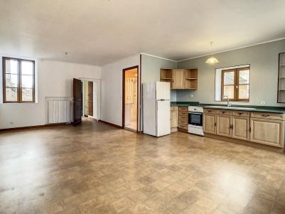 Ensemble Logement refait � neuf / local commercial + arri�re boutique
