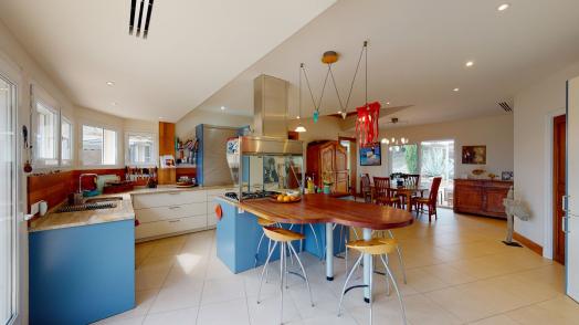 Vaste villa d'architecte, piscine, magnifique parc d'un hectare.
