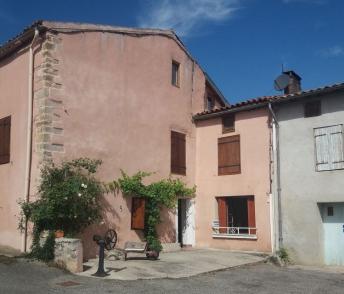 Maison mitoyenne avec un terrain non attenant 
