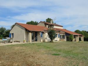 Superbe villa avec piscine-R�gion Arnac-Pompadour.
