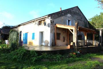 Maison en pierre avec 1.2 hectares.
