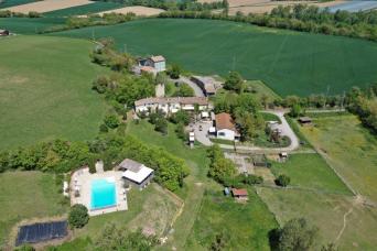 Grand domaine avec 5 maisons en pierre
